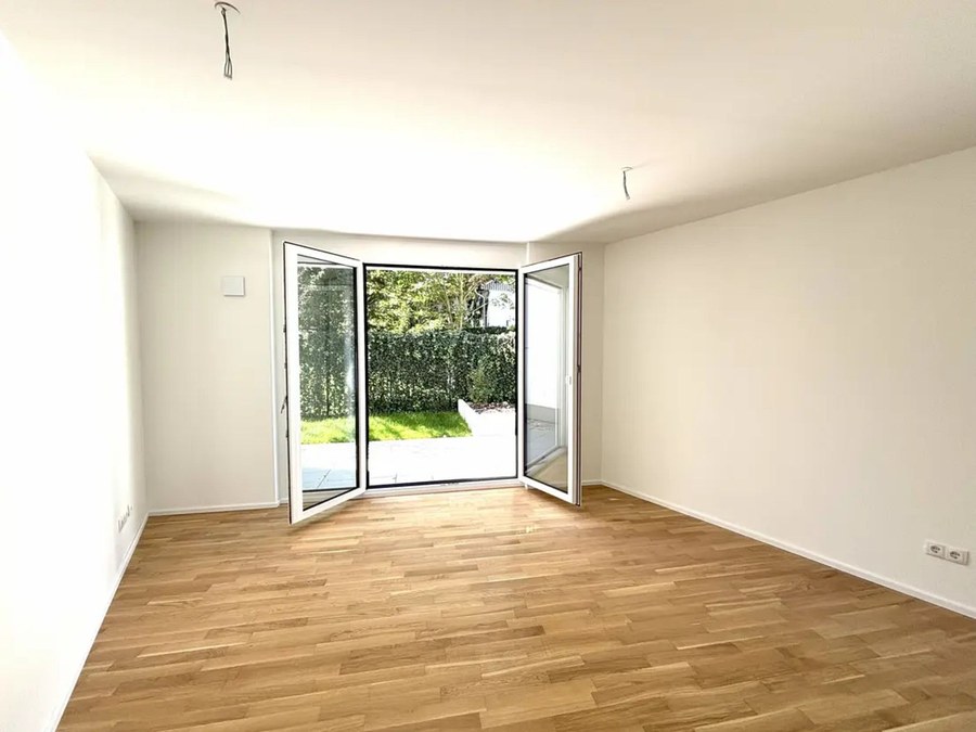 Wohnraum mit Eichenparkett und bodentiefer Tür zum Garten, Whg. 26