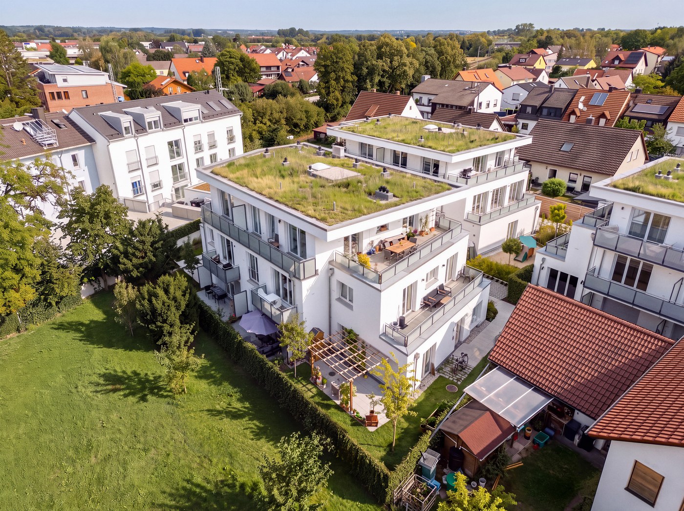 Luftaufnahme der fertiggestellten Neufahrn Terrassen mit begrünten Dächern und Dachterrassen