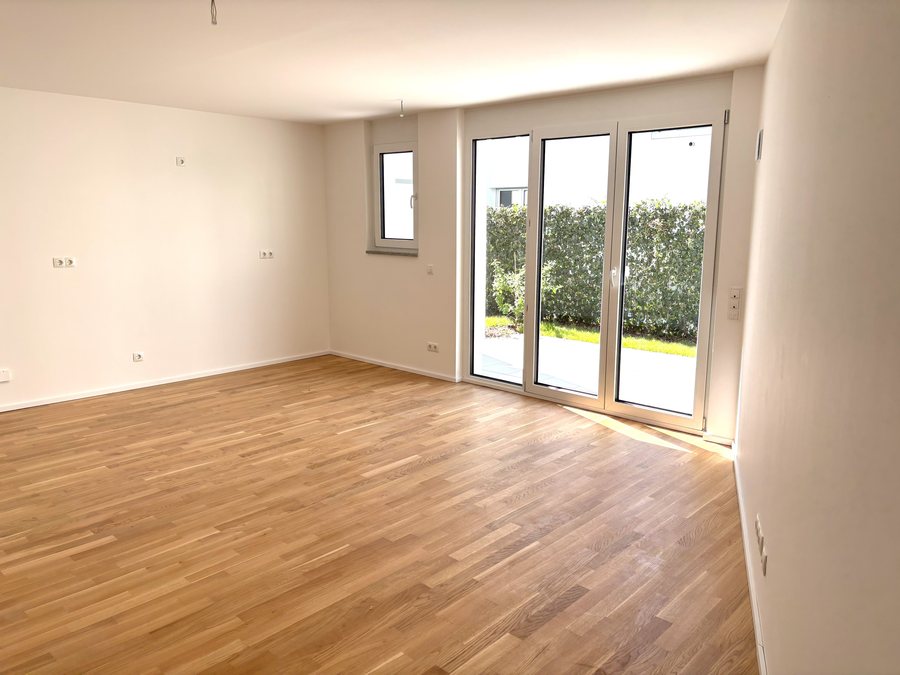Wohnraum der Whg. 16 mit Eichenparkett und Terrassentür
